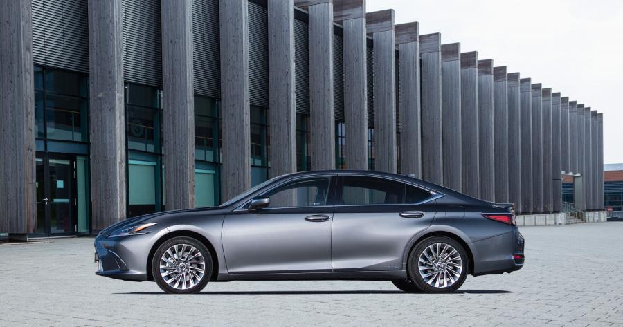  Lexus ES300h 2019 года  (UK) (фото 13 из 30)